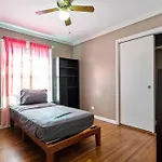 New King Bed 15 Mins From University Health