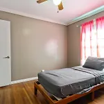 New King Bed 15 Mins From University Health