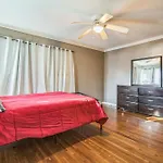 New King Bed 15 Mins From University Health