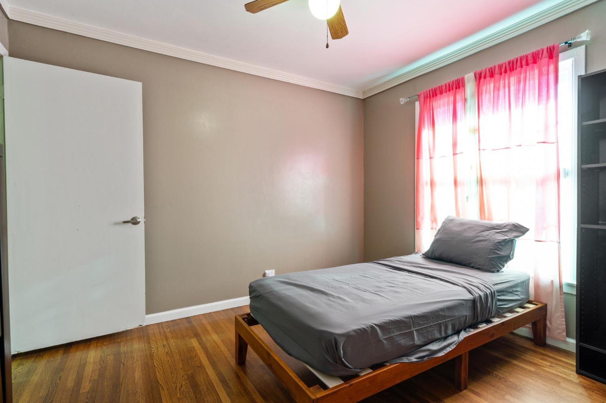 New King Bed 15 Mins From Health
