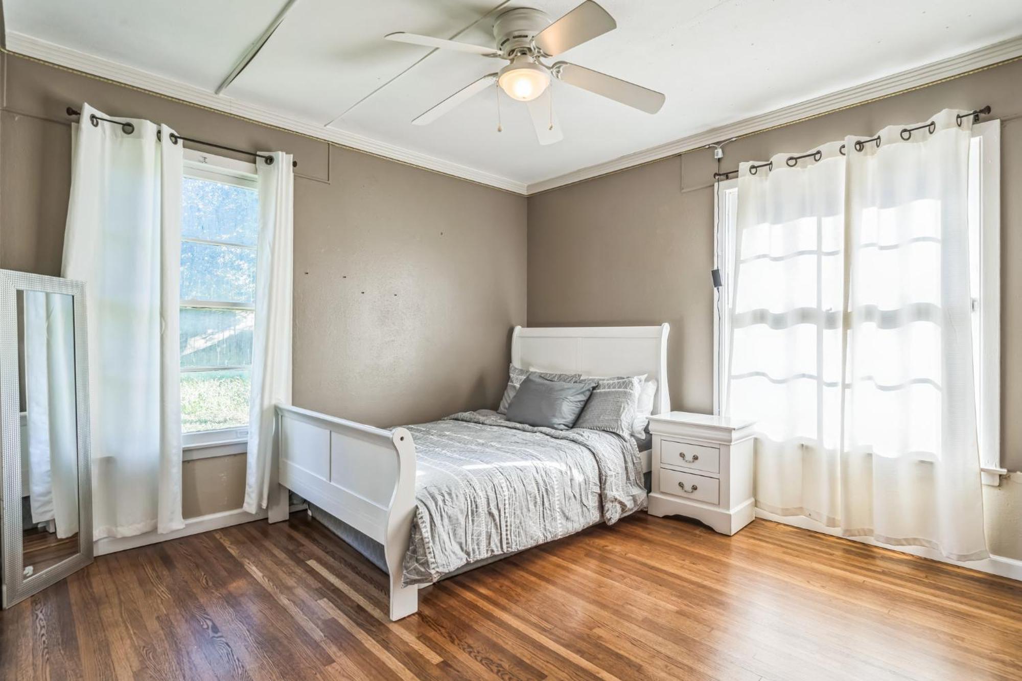 New King Bed 15 Mins From Health *